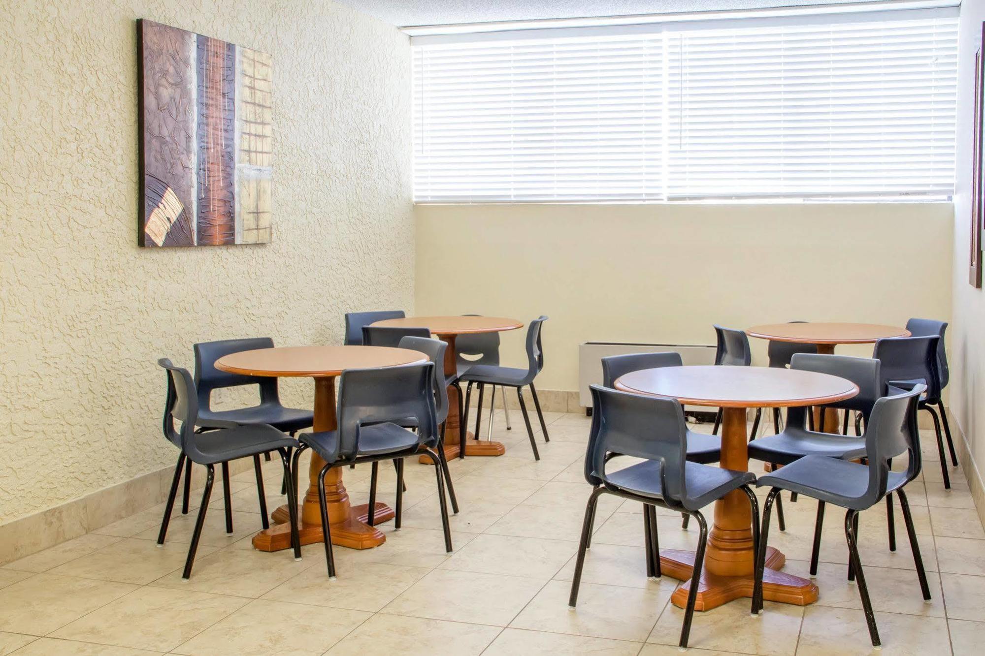 Econo Lodge Broken Arrow-Tulsa Екстер'єр фото